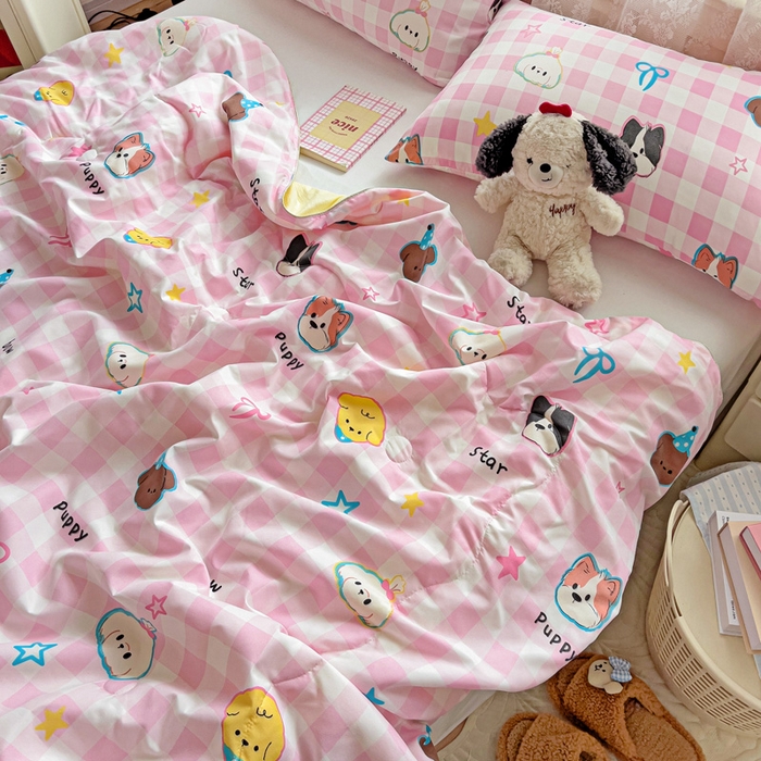 91家纺网 家纺一手货源 找家纺 2025春夏新款嵌绳款云柔水洗棉单夏被夏凉被空调被 嵌绳夏被-粉格小狗