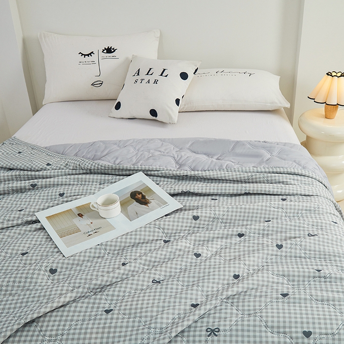 91家纺网 家纺一手货源 找家纺 被多多被业 2025新款凉感丝印花夏被夏凉被空调被 爱心蝴蝶结-咖