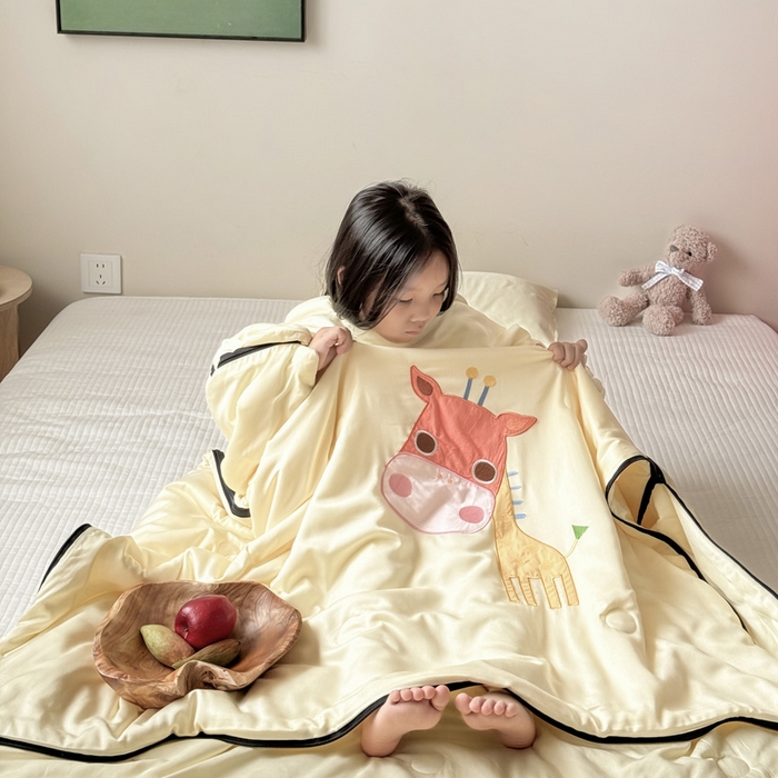 91家纺网 家纺一手货源 找家纺 喜多兔儿童家纺 2025新款萌宝系列40S纯棉夏季睡袋防踢被 黄色长颈鹿萌萌