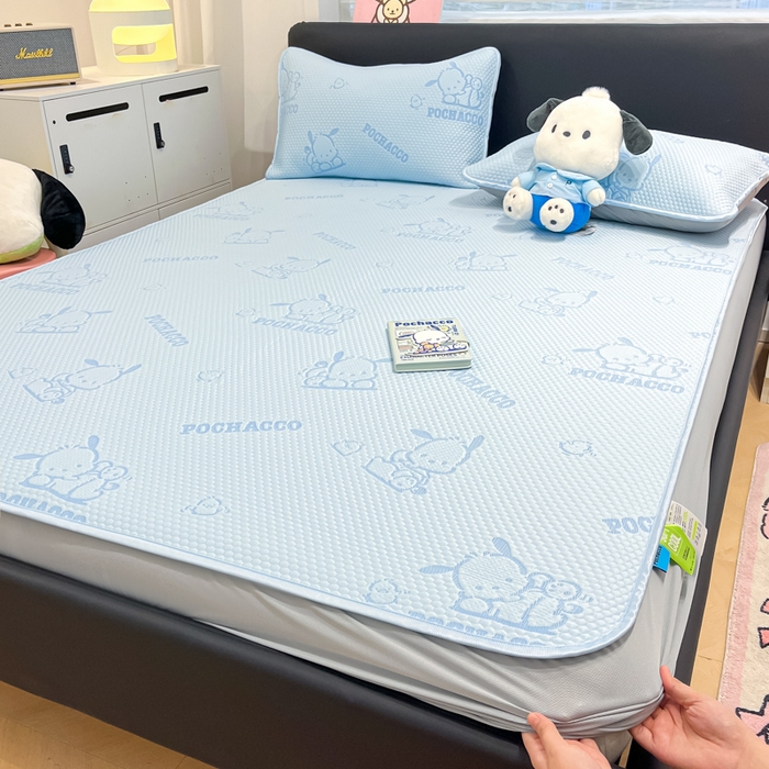 91家纺网 家纺一手货源 找家纺 2025新款三丽鸥正版授权A类提花冰豆豆凉席平铺款床笠款系列_1409 冰豆豆-帕恰狗-蓝