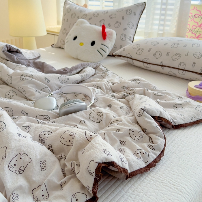 91家纺网 家纺一手货源 找家纺 贝扬思 2025新款云感双层纱抗菌花边夏被 灰云猫猫