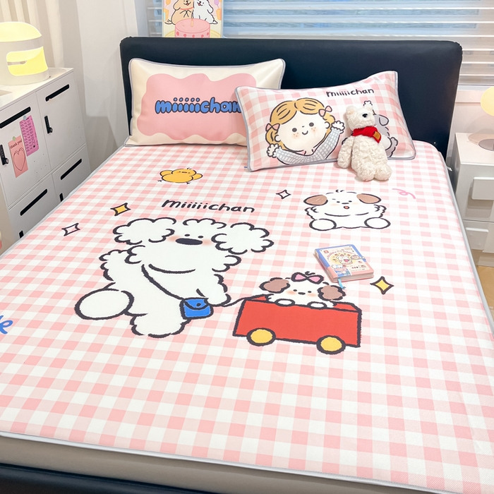 91家纺网 家纺一手货源 找家纺 暮思家居 2025新款正版miiiiichan可爱卡通大版数码印花A类1200D冰丝凉席三件套平铺床笠 狗狗乐园