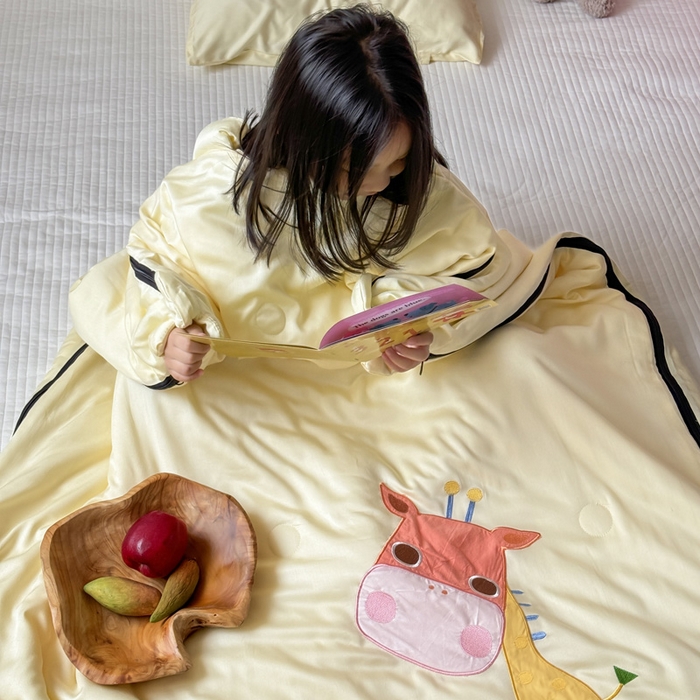 91家纺网 家纺一手货源 找家纺 喜多兔儿童家纺 2025新款萌宝系列40S纯棉夏季睡袋防踢被 黄色长颈鹿萌萌