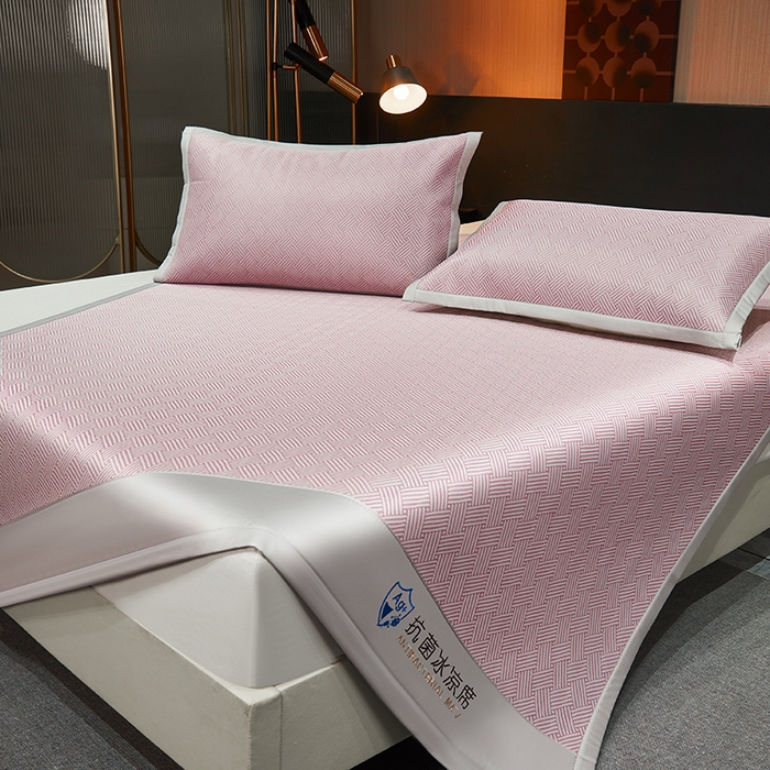 91家纺网 家纺一手货源 找家纺 小萌虎 2025新款轻柔丝抗菌冰丝藤凉席（复合三明治款）宽包刺绣冰丝软席藤席 抗菌三明治冰丝藤席-冰岛-暖玉粉