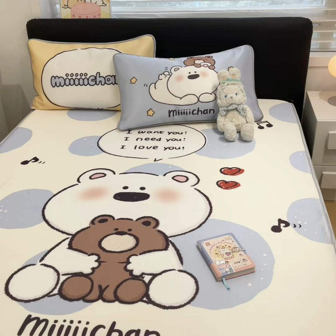 91家纺网 家纺一手货源 找家纺 暮思家居 2025新款正版miiiiichan可爱卡通大版数码印花A类1200D冰丝凉席三件套平铺床笠 波点熊