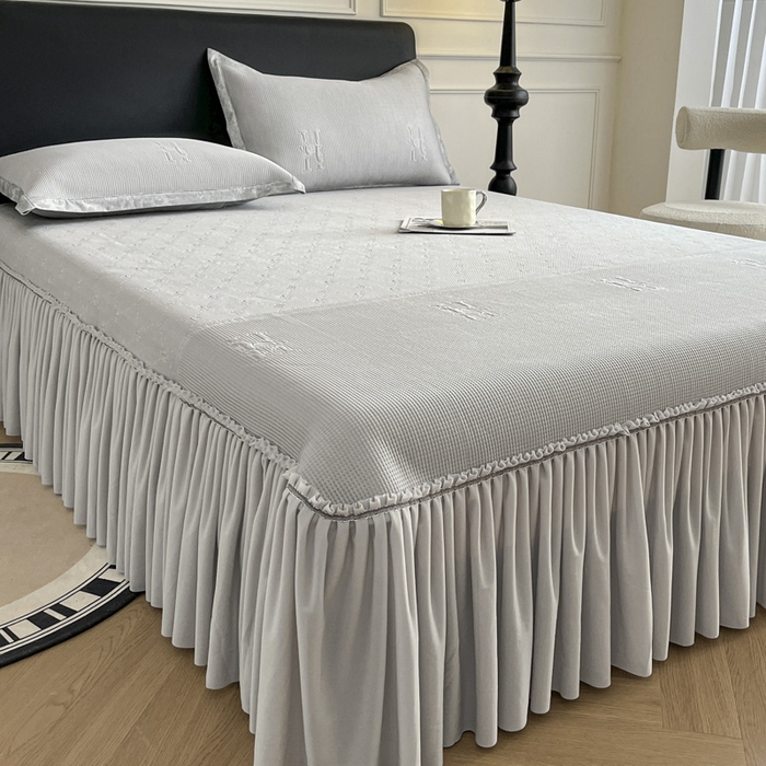 91家纺网 家纺一手货源 找家纺 鑫琪莱  2025新款5D立体雕花凉感豆豆冰丝床裙三件套 床裙H款-灰