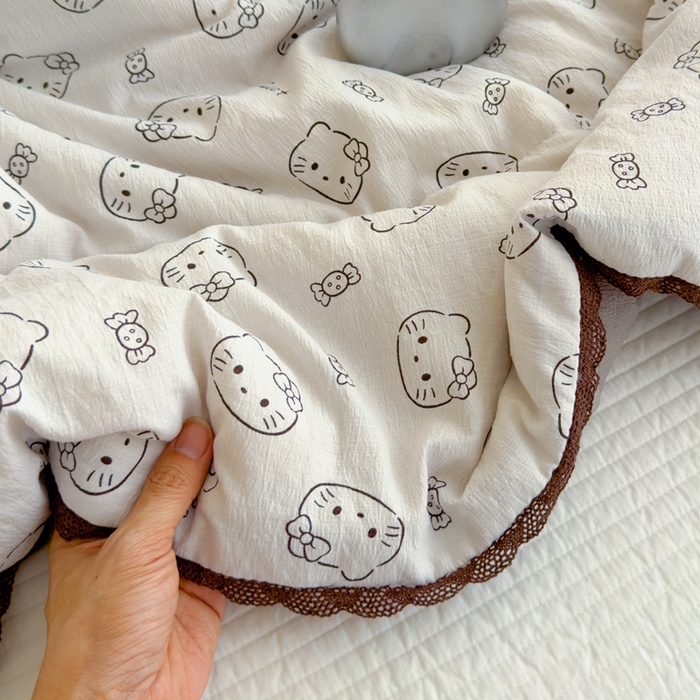 91家纺网 家纺一手货源 找家纺 贝扬思 2025新款云感双层纱抗菌花边夏被 灰云猫猫