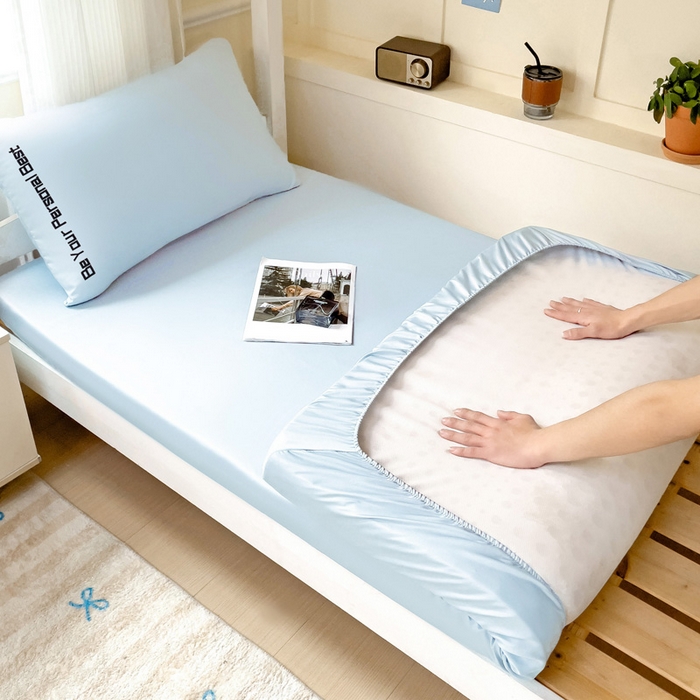 91家纺网 家纺一手货源 找家纺 纽缦家纺 2025新款纯色提花学生冰丝床笠 复古蓝