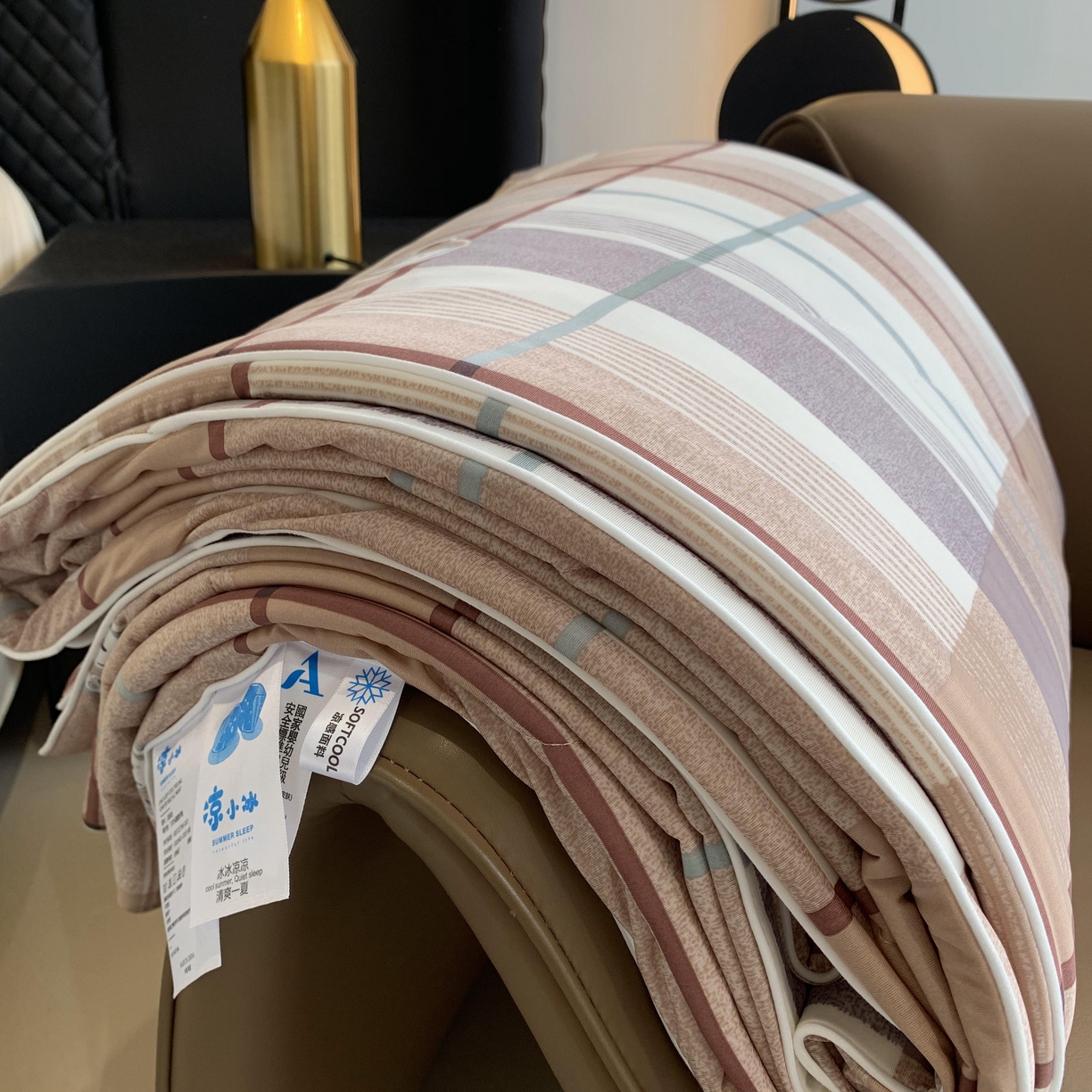91家纺网 家纺一手货源 找家纺 2025新款小冰皮夏凉被锦纶氨纶面料空调夏被凉感丝单夏被空调被 宝格咖