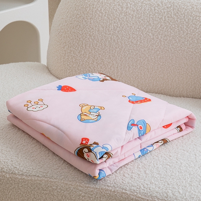 91家纺网 家纺一手货源 找家纺 嗨生活2025年儿童夏被 幼儿园夏被 凉感丝夏被 草莓小女孩