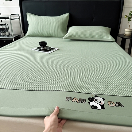 91家纺网 家纺一手货源 找家纺 水云缦 2025新款中分子pe席头绣凉席 街舞熊猫-水绿