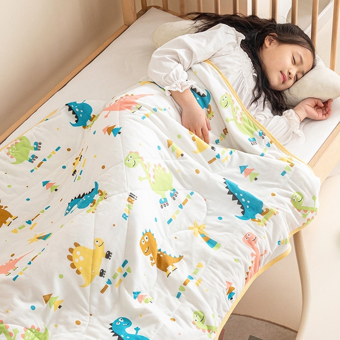 91家纺网 家纺一手货源 找家纺 嗨生活2025年儿童夏被 幼儿园夏被 凉感丝夏被 漫画恐龙