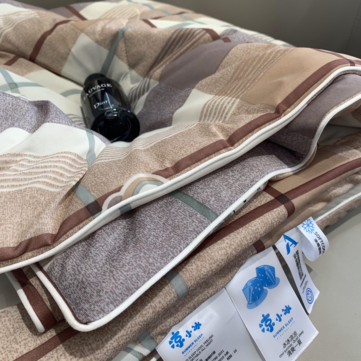 91家纺网 家纺一手货源 找家纺 2025新款小冰皮夏凉被锦纶氨纶面料空调夏被凉感丝单夏被空调被 宝格咖