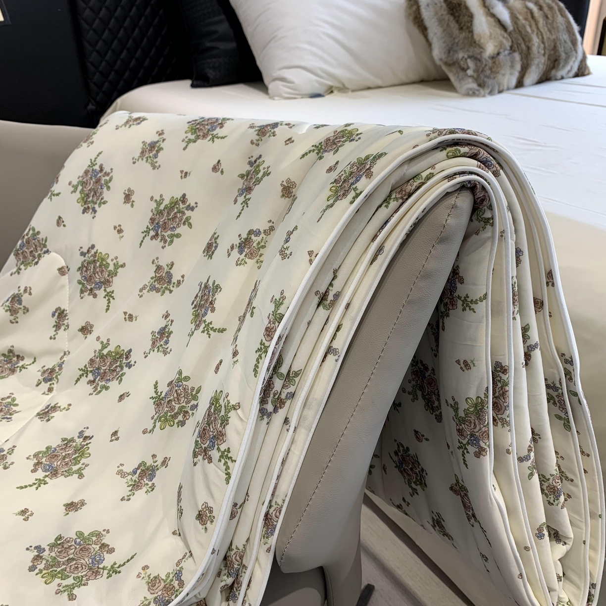 91家纺网 家纺一手货源 找家纺 2025新款小冰皮夏凉被锦纶氨纶面料空调夏被凉感丝单夏被空调被 碎花情怀