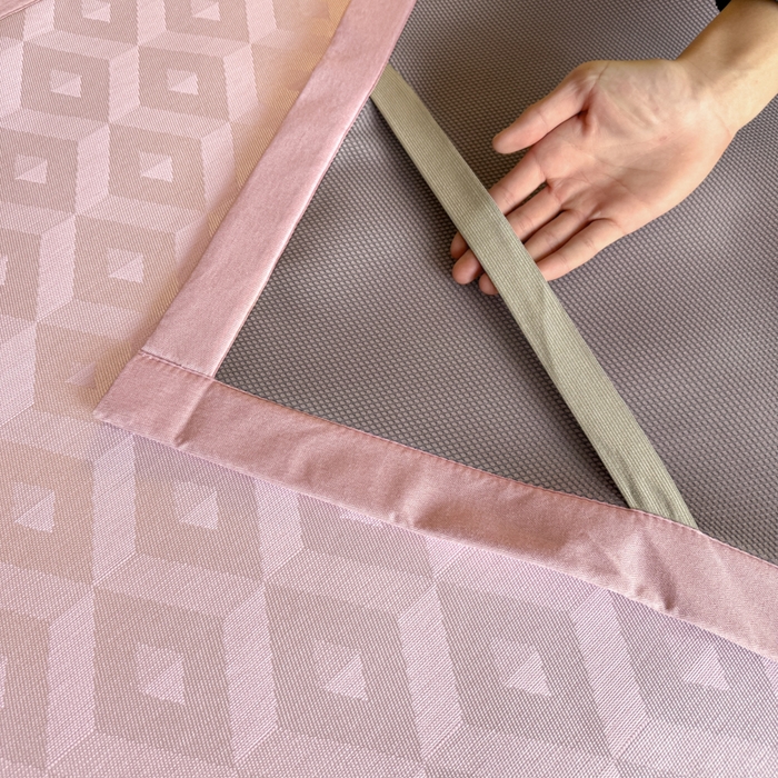 91家纺网 家纺一手货源 找家纺 鑫琪莱家纺 2025新款冰柔凉感丝凉席席子三件套 摩登立方-粉-床席款