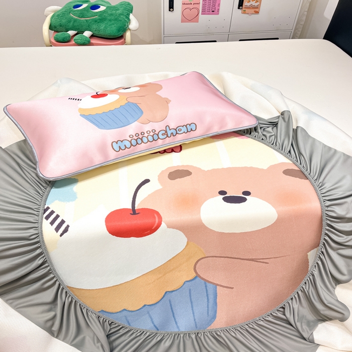 91家纺网 家纺一手货源 找家纺 暮思家居 2025新款正版miiiiichan可爱卡通大版数码印花A类1200D冰丝凉席三件套平铺床笠 蛋糕小熊