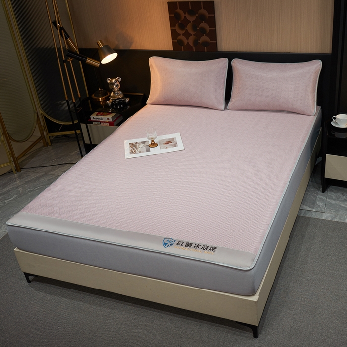 91家纺网 家纺一手货源 找家纺 999家纺 2025新款轻柔丝抗菌冰丝藤凉席（复合三明治款）宽包刺绣冰丝软席藤席 抗菌冰丝藤床笠-冰岛-暖玉粉