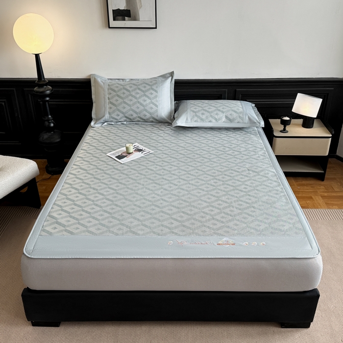 91家纺网 家纺一手货源 找家纺 鑫琪莱家纺 2025新款冰柔凉感丝凉席席子三件套 摩登立方-灰-床笠款