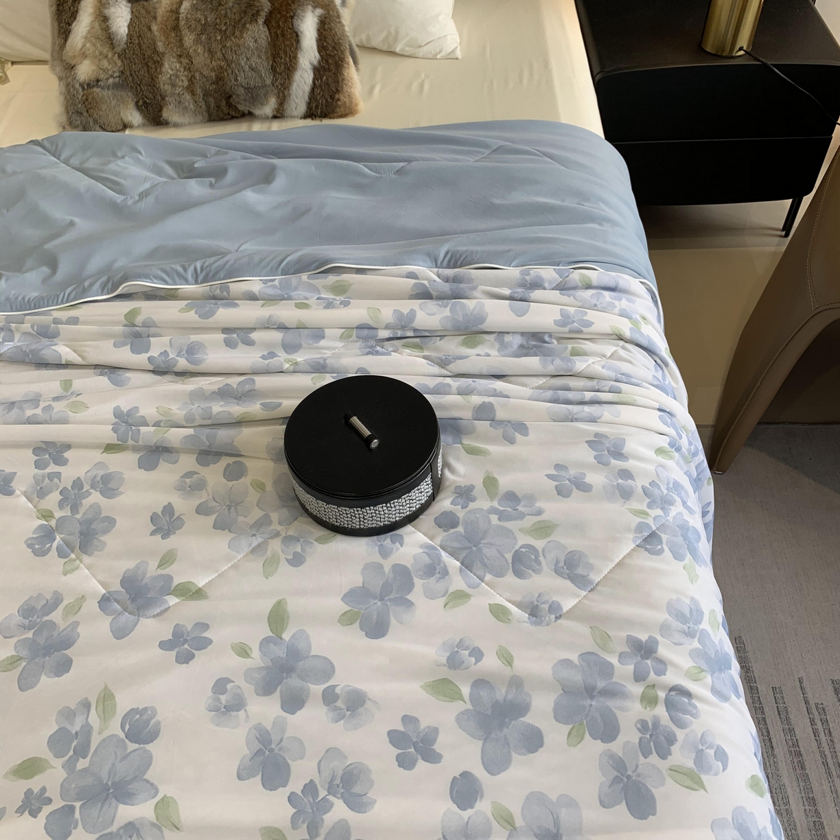 91家纺网 家纺一手货源 找家纺 2025新款小冰皮夏凉被锦纶氨纶面料空调夏被凉感丝单夏被空调被 清凉一夏蓝