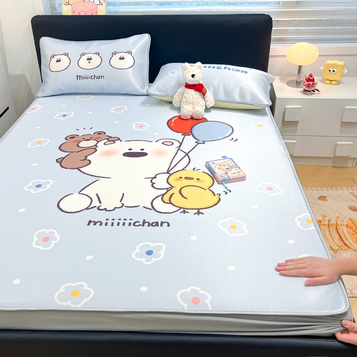 91家纺网 家纺一手货源 找家纺 暮思家居 2025新款正版miiiiichan可爱卡通大版数码印花A类1200D冰丝凉席三件套平铺床笠 熊仔派对