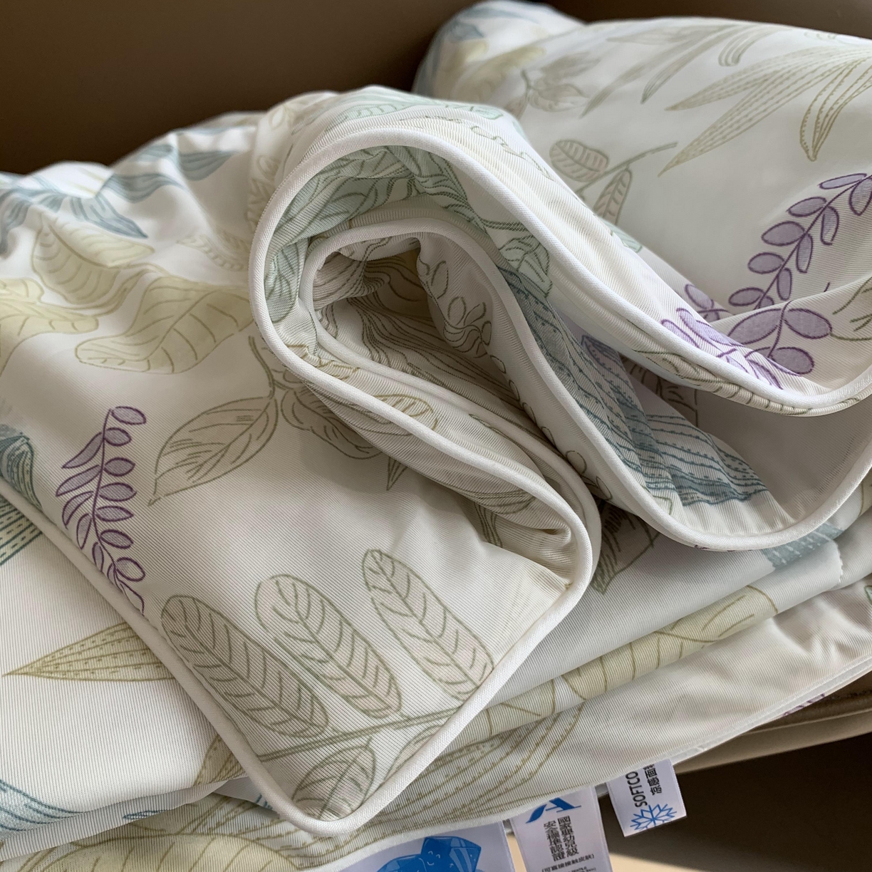 91家纺网 家纺一手货源 找家纺 2025新款小冰皮夏凉被锦纶氨纶面料空调夏被凉感丝单夏被空调被 热带雨林