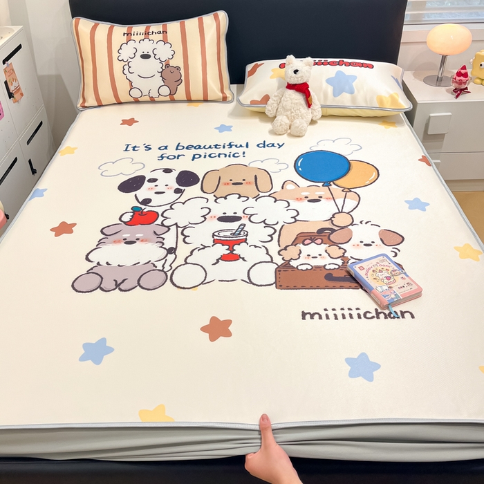 91家纺网 家纺一手货源 找家纺 暮思家居 2025新款正版miiiiichan可爱卡通大版数码印花A类1200D冰丝凉席三件套平铺床笠 心愿小狗