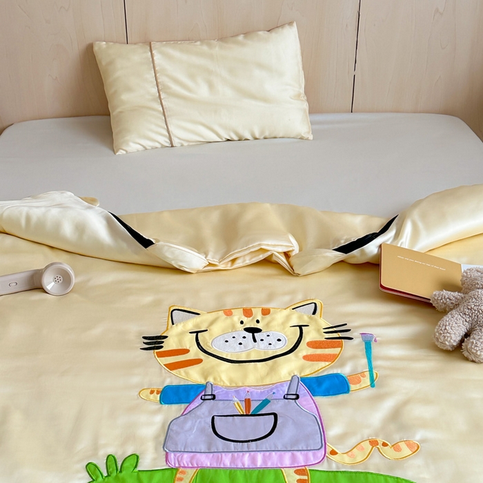 91家纺网 家纺一手货源 找家纺 喜多兔儿童家纺 2025新款60S兰精天丝睡袋防踢被 黄色画画小猫