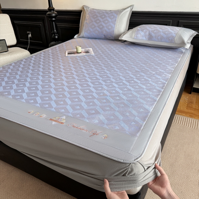 91家纺网 家纺一手货源 找家纺 鑫琪莱家纺 2025新款冰柔凉感丝凉席席子三件套 摩登立方-蓝-床笠款