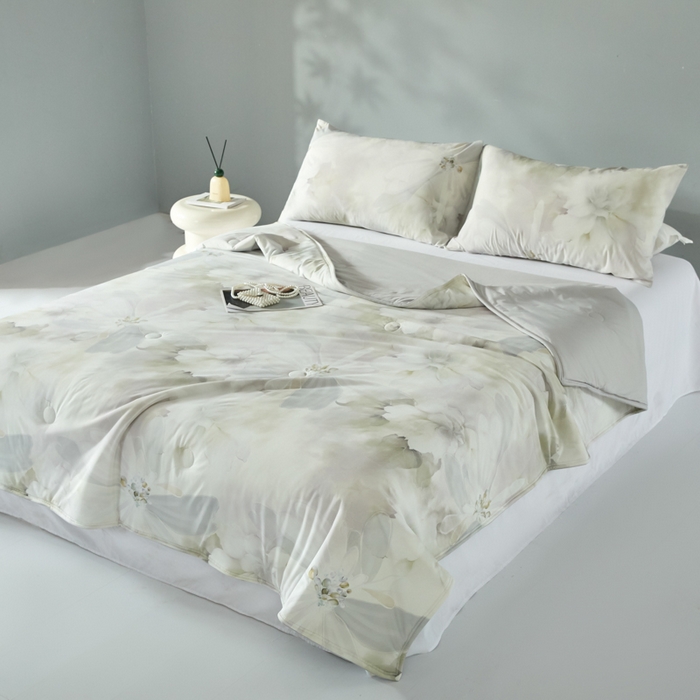 91家纺网 家纺一手货源 找家纺 2025春夏新款100%双面锦纶美式印花夏被凉感空调被 花开半夏