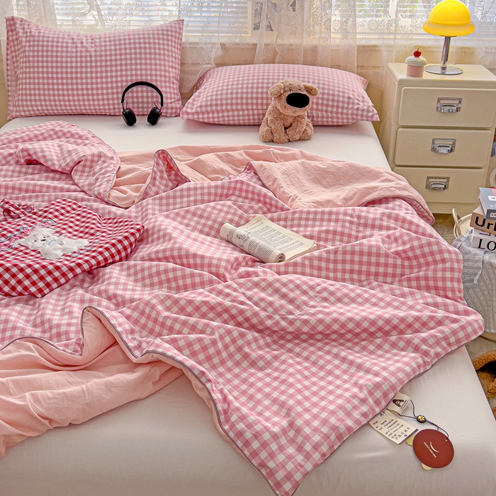 91家纺网 家纺一手货源 找家纺 2025春夏新款嵌绳款云柔水洗棉单夏被夏凉被空调被 嵌绳夏被-小格浅粉