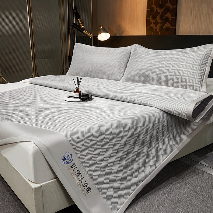 91家纺网 家纺一手货源 找家纺 小萌虎 2025新款轻柔丝抗菌冰丝藤凉席（复合三明治款）宽包刺绣冰丝软席藤席 抗菌三明治冰丝藤席-冰岛-星光灰