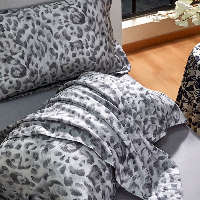 91家纺网 家纺一手货源 找家纺 未来家居 2025春夏新款100支莱赛尔天丝贡缎纯色印花系列高端礼盒四件套 豹影-灰