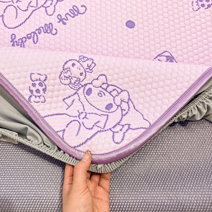 91家纺网 家纺一手货源 找家纺 2025新款三丽鸥正版授权A类提花冰豆豆凉席平铺款床笠款系列_1409 冰豆豆-美乐蒂-紫