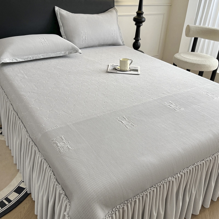 91家纺网 家纺一手货源 找家纺 鑫琪莱  2025新款5D立体雕花凉感豆豆冰丝床裙三件套 床裙H款-灰