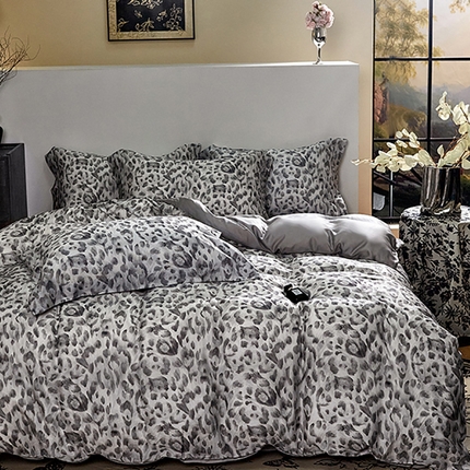 91家纺网 家纺一手货源 找家纺 未来家居 2025春夏新款100支莱赛尔天丝贡缎纯色印花系列高端礼盒四件套 豹影-灰