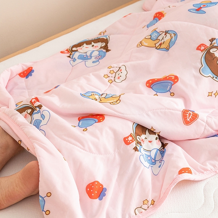 91家纺网 家纺一手货源 找家纺 嗨生活2025年儿童夏被 幼儿园夏被 凉感丝夏被 草莓小女孩