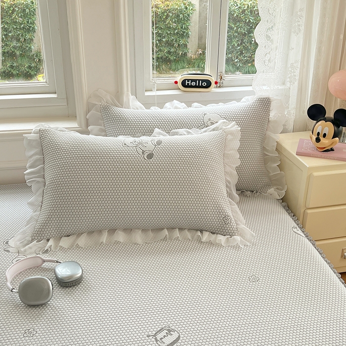 91家纺网 家纺一手货源 找家纺 梦舒羽 2025春夏新款冰豆豆凉席席子-床裙款 凉豆豆-小熊灰