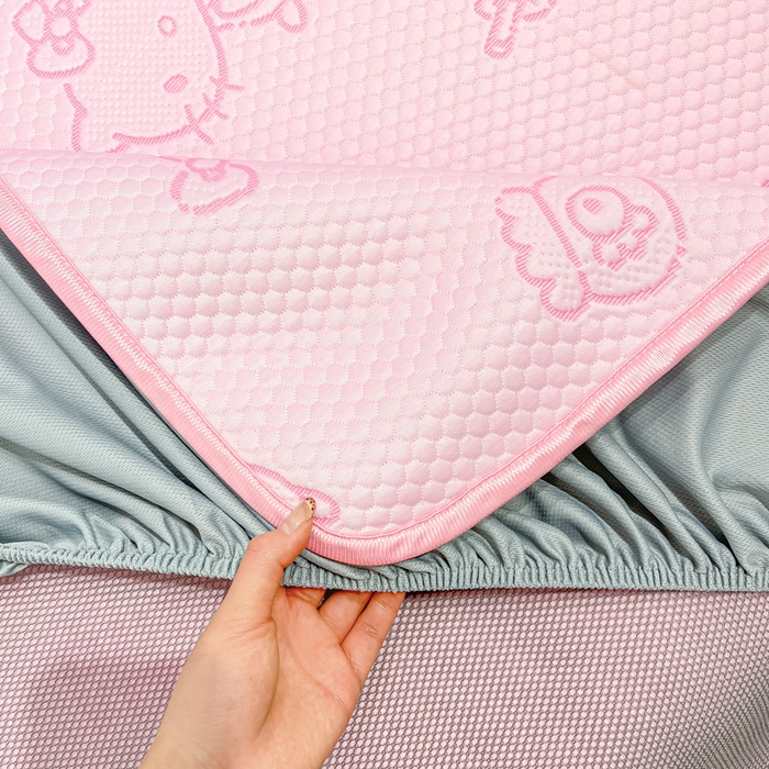 91家纺网 家纺一手货源 找家纺 八零年代 2025新款三丽鸥正版授权A类提花冰豆豆凉席平铺款床笠款系列 冰豆豆-KT粉