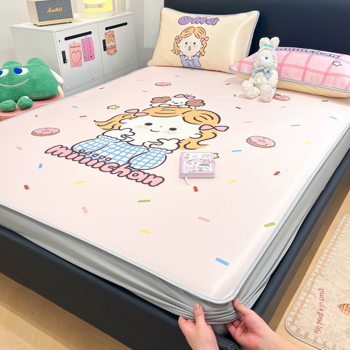 91家纺网 家纺一手货源 找家纺 暮思家居 2025新款正版miiiiichan可爱卡通大版数码印花A类1200D冰丝凉席三件套平铺床笠 甜甜圈女孩