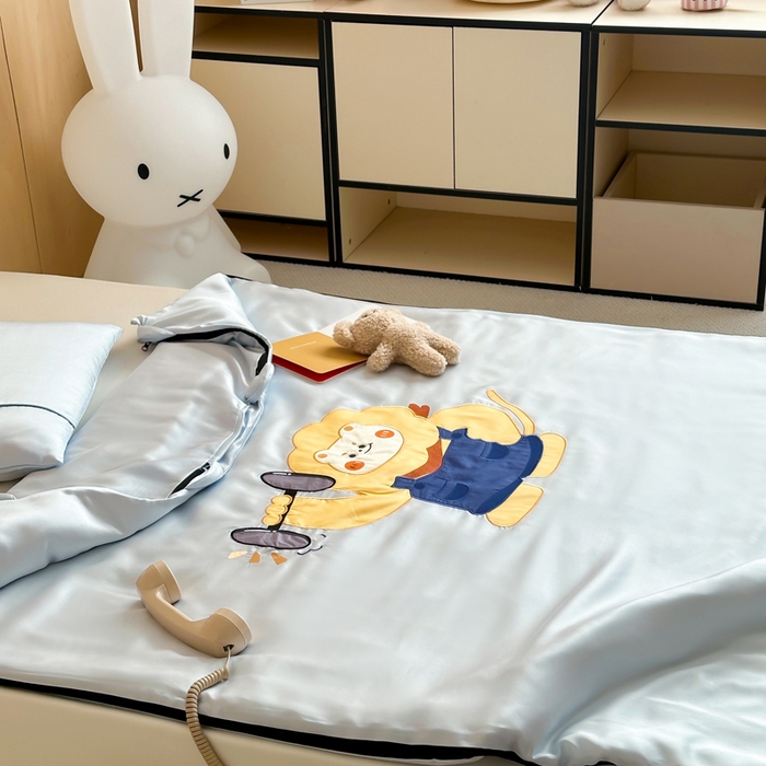 91家纺网 家纺一手货源 找家纺 喜多兔儿童家纺 2025新款60S兰精天丝睡袋防踢被 灰蓝色运动小狮子