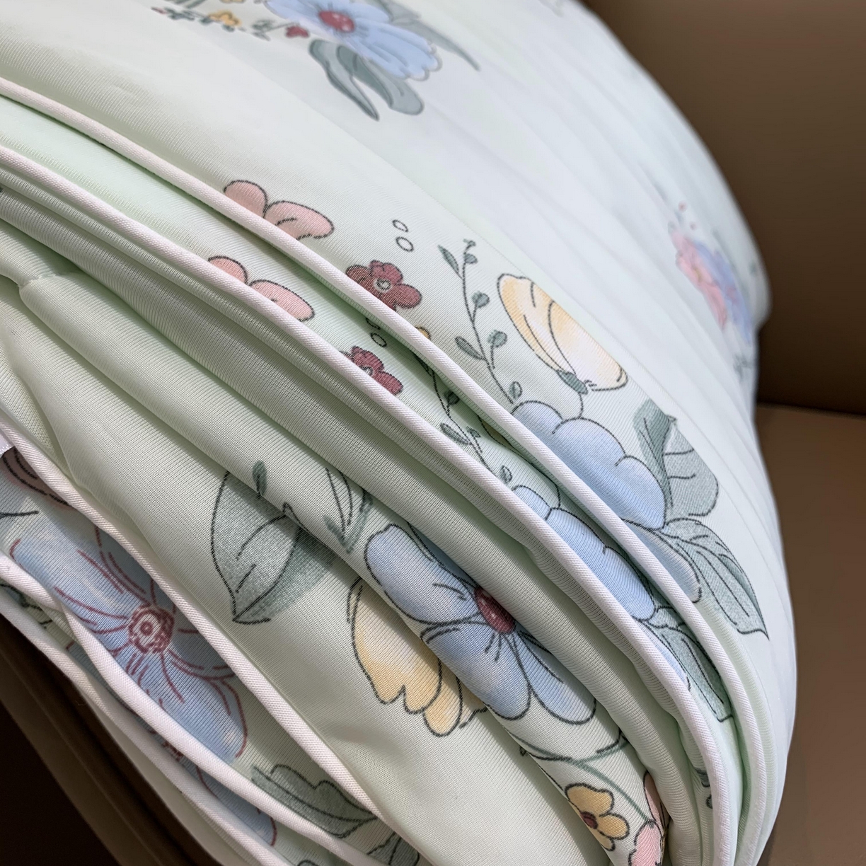 91家纺网 家纺一手货源 找家纺 2025新款小冰皮夏凉被锦纶氨纶面料空调夏被凉感丝单夏被空调被 香草奶冻