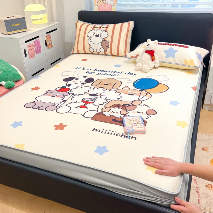 91家纺网 家纺一手货源 找家纺 暮思家居 2025新款正版miiiiichan可爱卡通大版数码印花A类1200D冰丝凉席三件套平铺床笠 心愿小狗