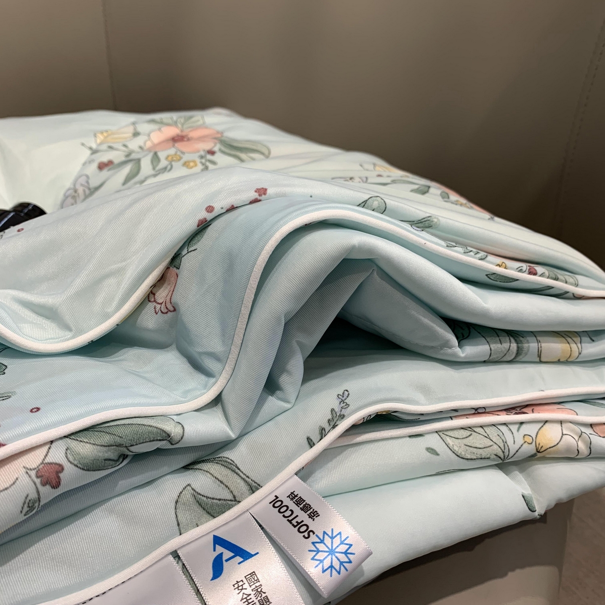 91家纺网 家纺一手货源 找家纺 2025新款小冰皮夏凉被锦纶氨纶面料空调夏被凉感丝单夏被空调被 夏花蓝