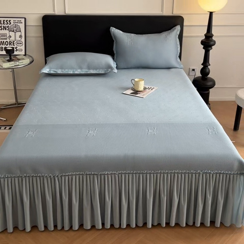 91家纺网 家纺一手货源 找家纺 （总）鑫琪莱  2025新款5D立体雕花凉感豆豆冰丝床裙三件套