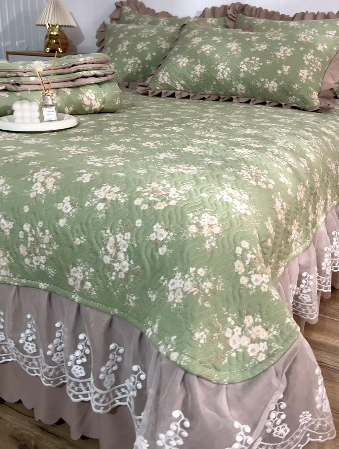 91家纺网 家纺一手货源 找家纺 梦柏 2025新款韩版双层纱夹棉绗缝床盖夏被四件套 绿野仙踪