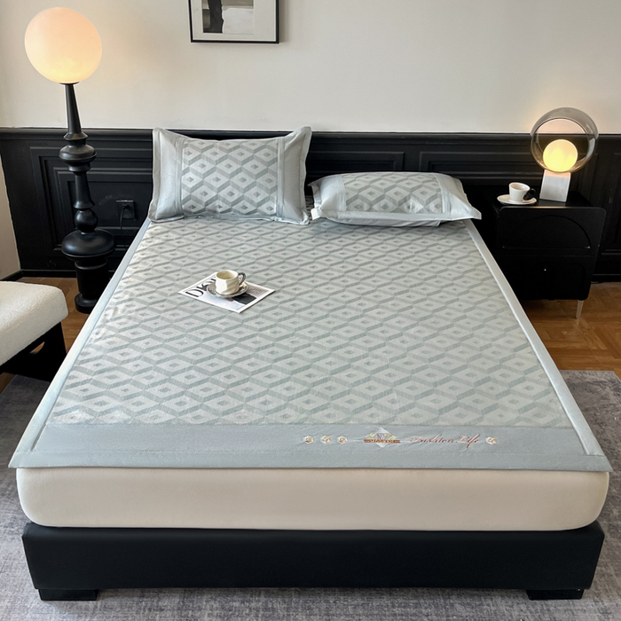 91家纺网 家纺一手货源 找家纺 鑫琪莱家纺 2025新款冰柔凉感丝凉席席子三件套 摩登立方-灰-床席款