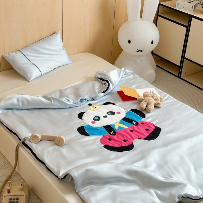 91家纺网 家纺一手货源 找家纺 喜多兔儿童家纺 2025新款60S兰精天丝睡袋防踢被 灰蓝色活泼熊猫