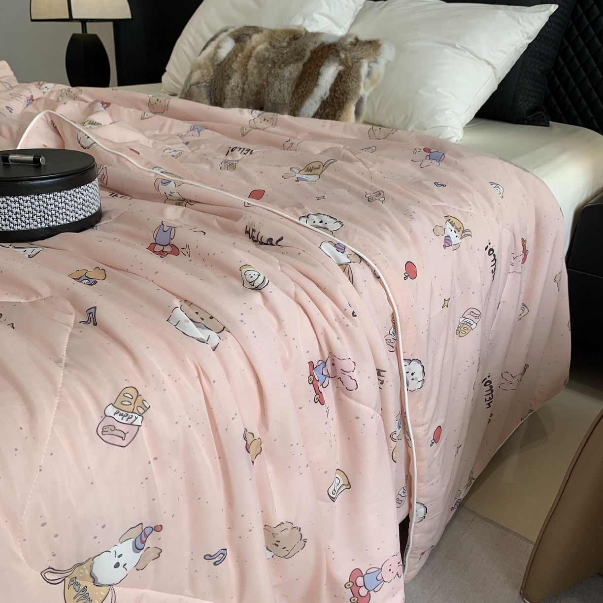 91家纺网 家纺一手货源 找家纺 2025新款小冰皮夏凉被锦纶氨纶面料空调夏被凉感丝单夏被空调被 小兔粉