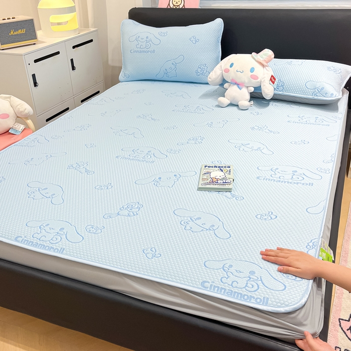 91家纺网 家纺一手货源 找家纺 八零年代 2025新款三丽鸥正版授权A类提花冰豆豆凉席平铺款床笠款系列 冰豆豆-玉桂狗-蓝