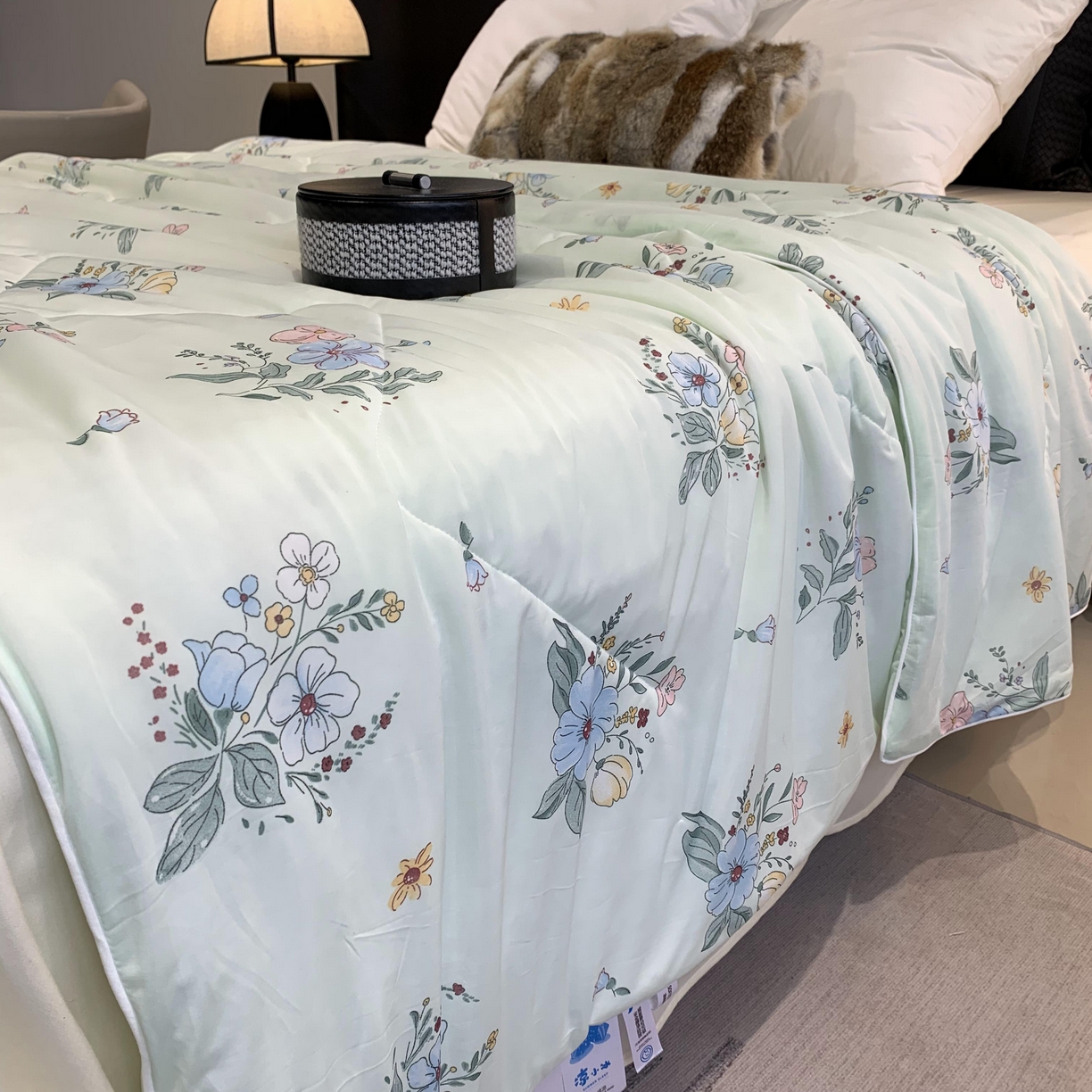 91家纺网 家纺一手货源 找家纺 2025新款小冰皮夏凉被锦纶氨纶面料空调夏被凉感丝单夏被空调被 香草奶冻